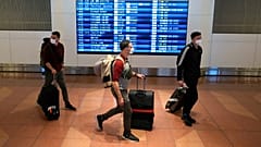Archives : touristes étrangers à l'aéroport de Tokyo (Japon), le 11/10/2022