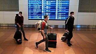 Archives : touristes étrangers à l'aéroport de Tokyo (Japon), le 11/10/2022