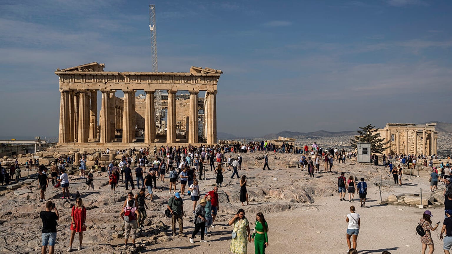 Turistas na Acrópole, em Atenas (Grécia)