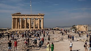 Turistas na Acrópole, em Atenas (Grécia)