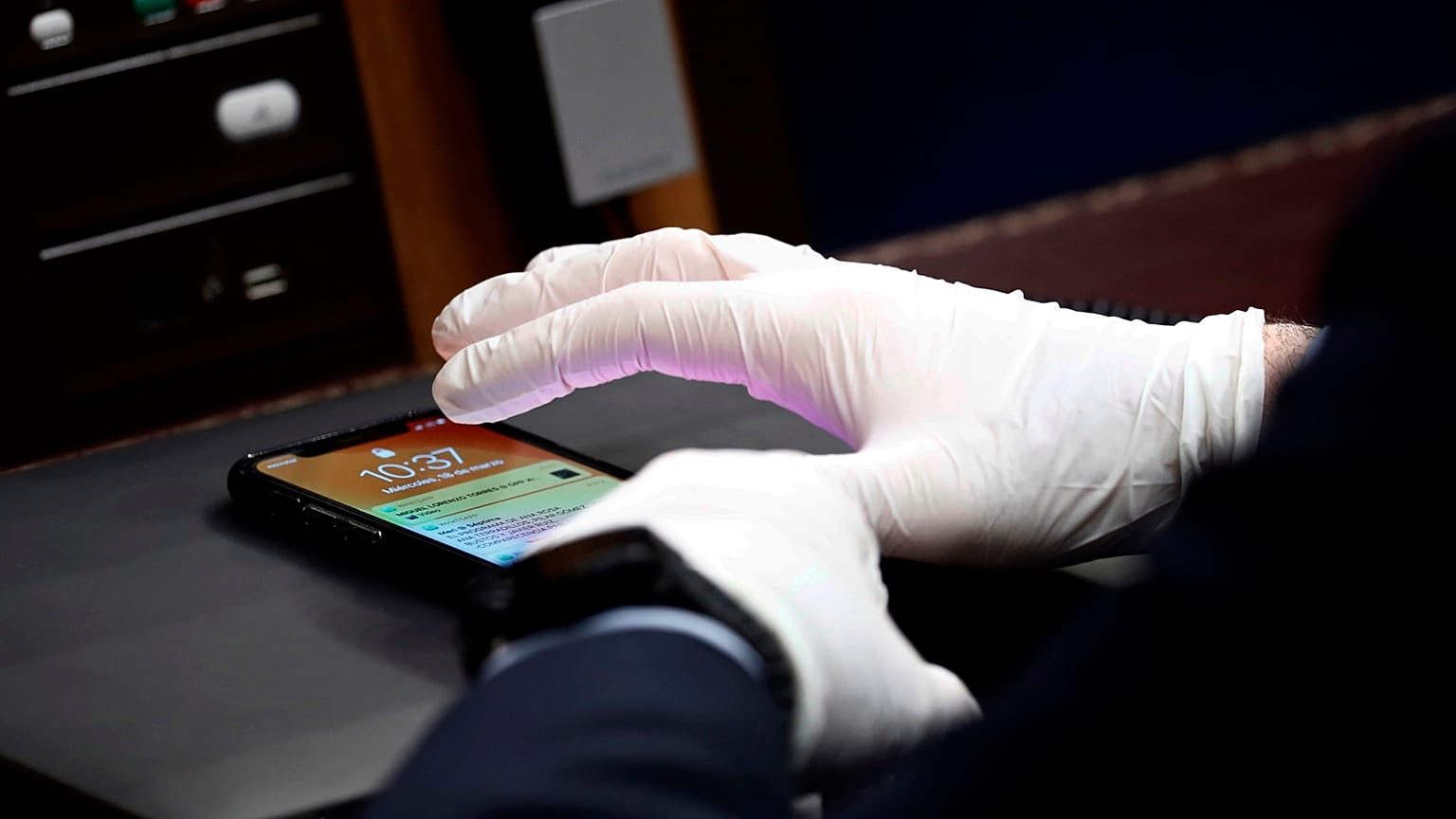 No caso da Grécia, o escândalo abrange dezenas de figuras públicas, alegadamente espiadas pelos serviços de informação do país