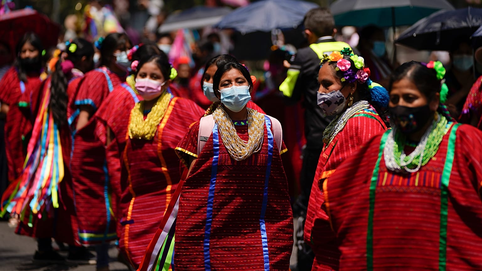 Mujeres indígenas triquis que viven en la Ciudad de México, bailan durante una marcha en reconocimiento del Día Internacional de los Pueblos Indígenas del Mundo, 9/8/2021