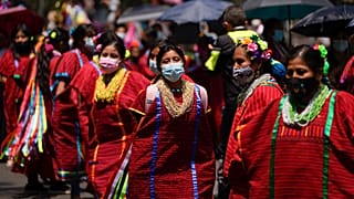 Mujeres indígenas triquis que viven en la Ciudad de México, bailan durante una marcha en reconocimiento del Día Internacional de los Pueblos Indígenas del Mundo, 9/8/2021