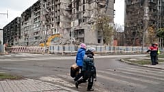 Der Frontverlauf in Russlands Krieg in der Ukraine: Frauen in Mariupol