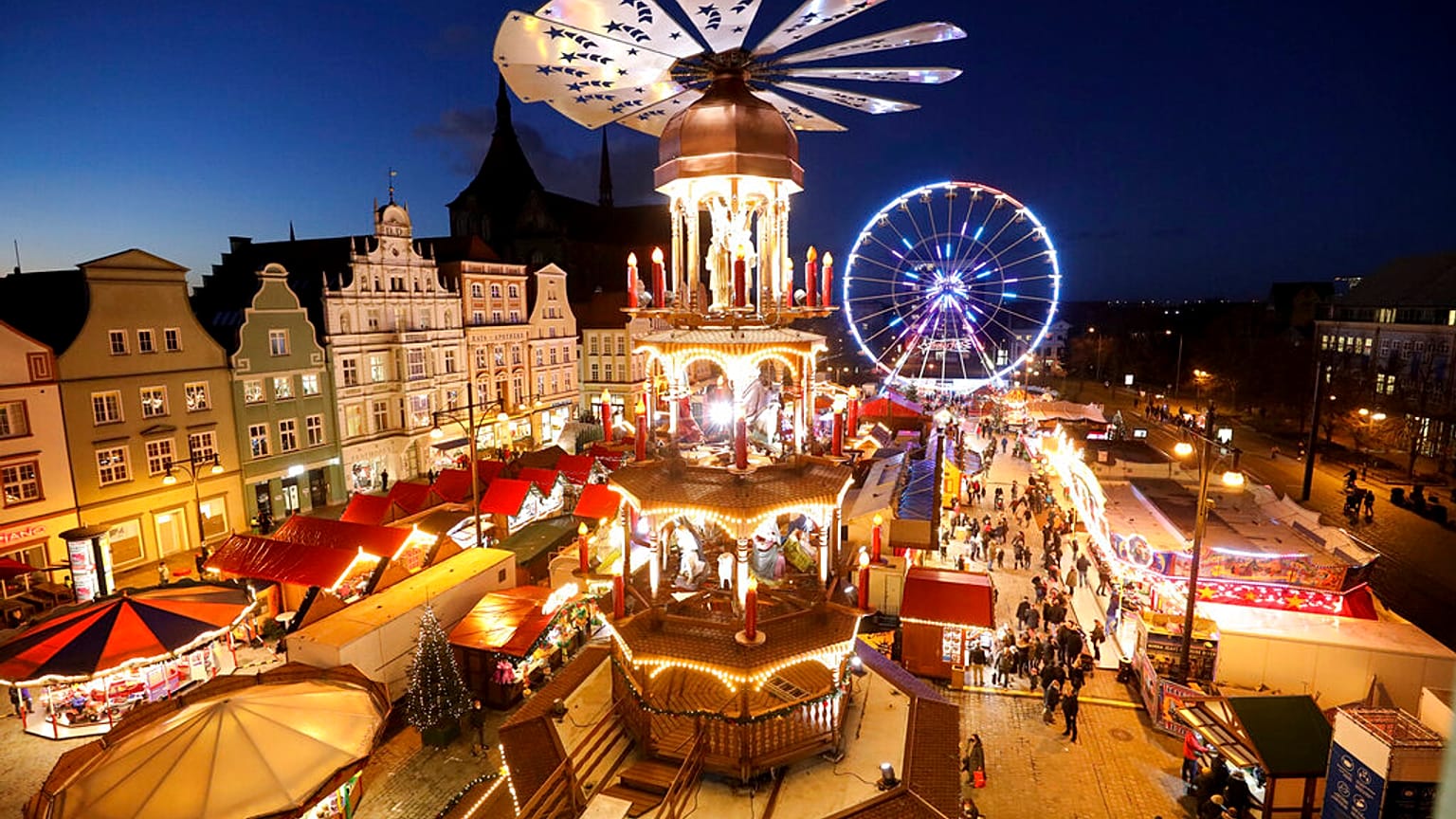 Le marché de Noël illuminé à Rostock, en Allemagne, le lundi 22 novembre 2021.