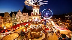 Le marché de Noël illuminé à Rostock, en Allemagne, le lundi 22 novembre 2021.