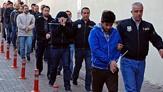 عکس آرشیوی از دستگیری افرادی مظنون به ارتباط با شبکه فتح‌الله گولن در ترکیه