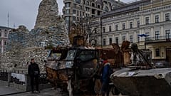 Harcképtelenné tett orosz páncélozott harcjárművek vannak kiállítva Kijevben