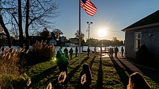 Los votantes se alinean para emitir sus votos en las elecciones de mitad de período en el Aspray Boat House en Warwick, R.I., el martes 8 de noviembre de 2022