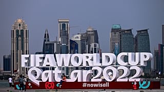 Подготовка ЧМ-2022 сопровождается серией скандалов, касающихся прав мигрантов, слежки за оппонентами с помощью хакеров, дискриминации сексуальных меньшинств и тд.