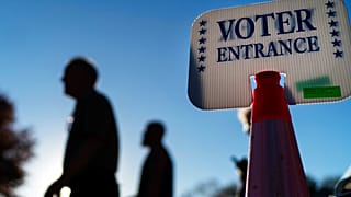 Ein Mann passiert ein Wahllokal in Warwick, R.I., kurz vor den Midterm Elections in den USA
