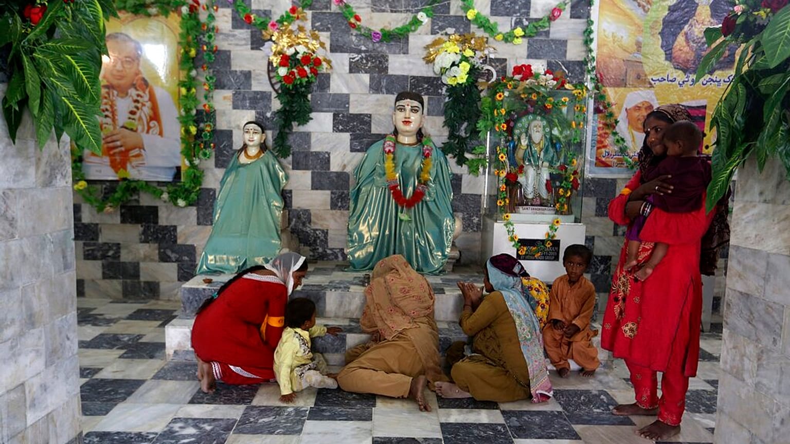 Des membres de la communauté hindoue pakistanaise assistent à une cérémonie religieuse au temple Sadhu Bela, sur une île de la rivière Indus, à Sukkur, Pakistan, octobre 2022.