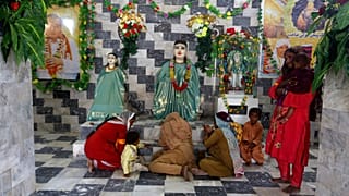 Des membres de la communauté hindoue pakistanaise assistent à une cérémonie religieuse au temple Sadhu Bela, sur une île de la rivière Indus, à Sukkur, Pakistan, octobre 2022.