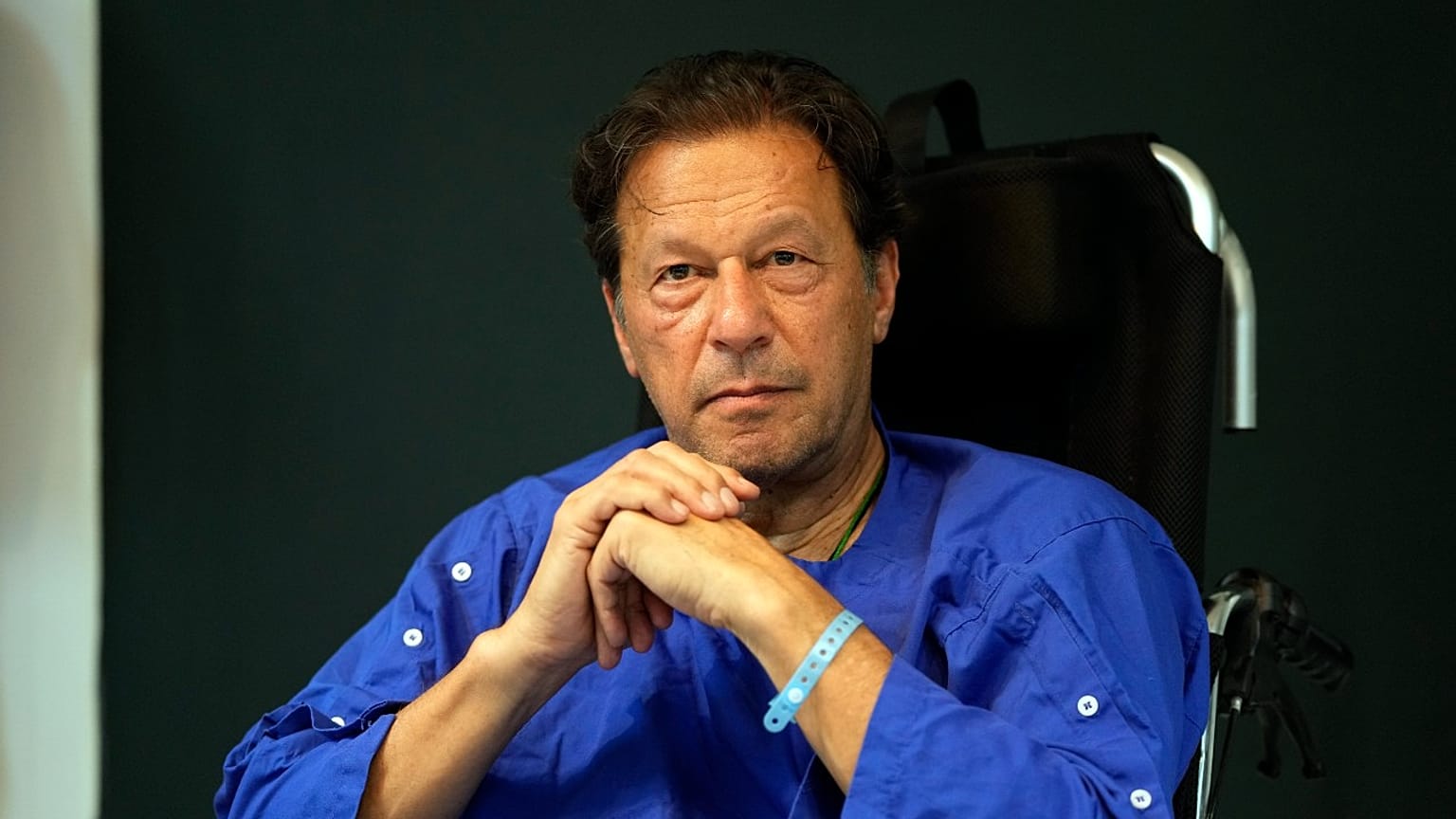 رئيس الوزراء الباكستاني السابق عمران خان خلال مؤتمر صحفي في مستشفى شوكت خانم في لاهور، باكستان.