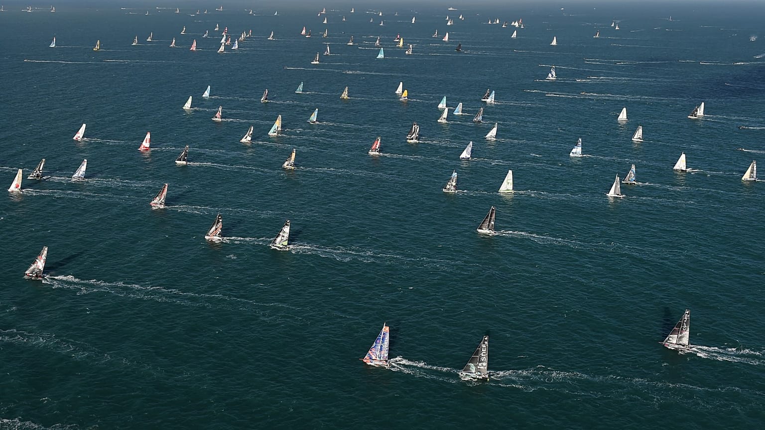 Les concurrents de la Route du Rhum à l'assaut de l'Atlantique après le départ de la course, au large de Saint-Malo, le 9 novembre 2022