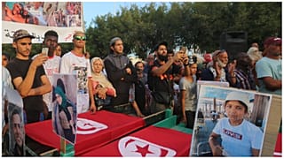 أهالي المهاجرين أمام النعوش