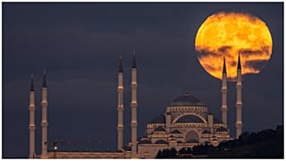 صورة للخسوف في إسطنبول