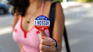 Nicole Montesinos, de 23 años, posa con una pegatina de "¡Yo voté!" durante las elecciones de medio mandato en el condado de Miami-Dade.