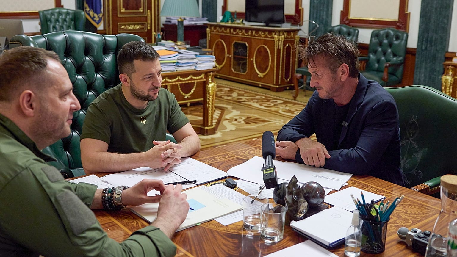 Volodimir Zelenszkij és Sean Penn Kijevben 2022. június 28-án.