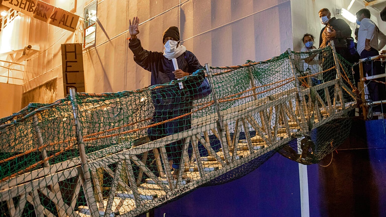 Migrantes desembarcando del barco de rescate humanitario Geo Barents de Médicos sin Fronteras, en Catania (Italia).