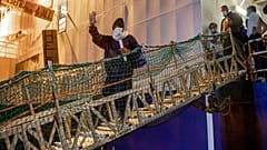 Migrantes desembarcando del barco de rescate humanitario Geo Barents de Médicos sin Fronteras, en Catania (Italia).
