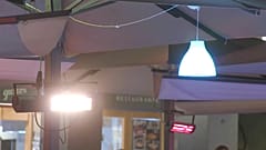 Luzes de uma esplanada de restuarante em Madrid