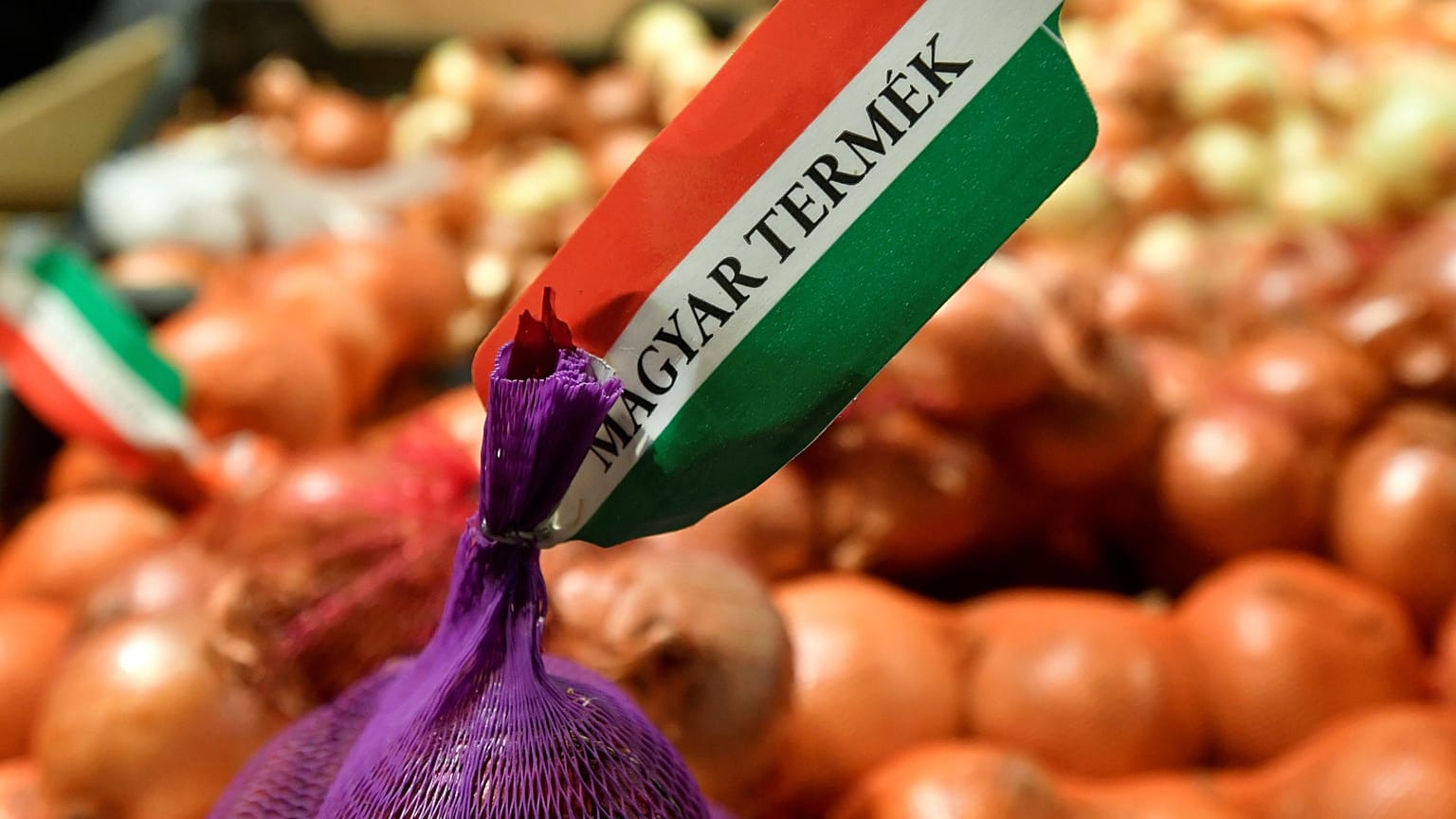 Magyar termék címke egy hagyma csomagolásán
