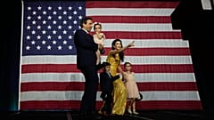 Ron DeSantis, Florida kormányzója ünnepli újraválasztását családjával