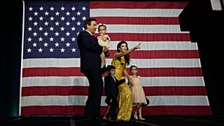 Ron DeSantis, Florida kormányzója ünnepli újraválasztását családjával