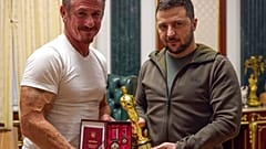 El presidente ucraniano, Volodímir Zelenski, junto al actor estadounidense, Sean Penn, tras recibir la estatuilla del Oscar 