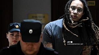 Amerikalı kadın basketbolcu Griner mahkeme salonundan ayrılırken