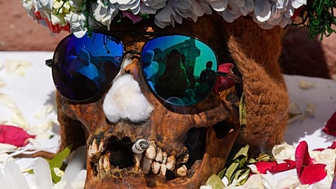 Un crâne humain décoré est exposé lors de la fête annuelle des "Natitas", à La Paz, en Bolivie, 08/11/2022