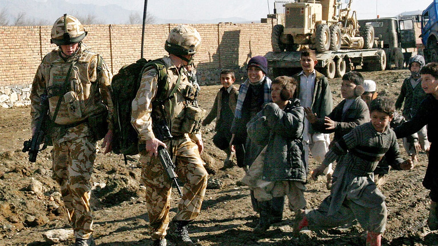 Afganistan'da görev yapan İngiliz askerler, Afgan çocuklarla konuşurken (arşiv, 2007)