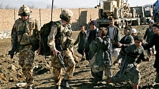 Afganistan'da görev yapan İngiliz askerler, Afgan çocuklarla konuşurken (arşiv, 2007)