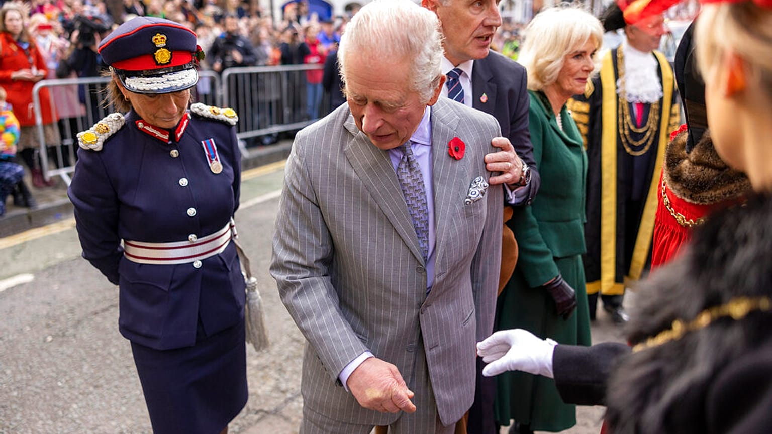 İngiltere Kralı Charles ve eşi yumurtalı saldırıya uğradı