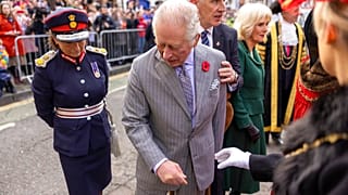 İngiltere Kralı Charles ve eşi yumurtalı saldırıya uğradı