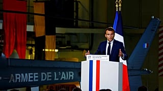 Le président français Emmanuel Macron s'exprime depuis la base navale de Toulon, France, le 9 novembre 2022