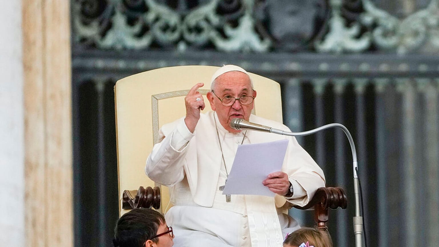 Papa Francis: Paralı askerlerin Ukraynalılara zulmünü kınıyorum