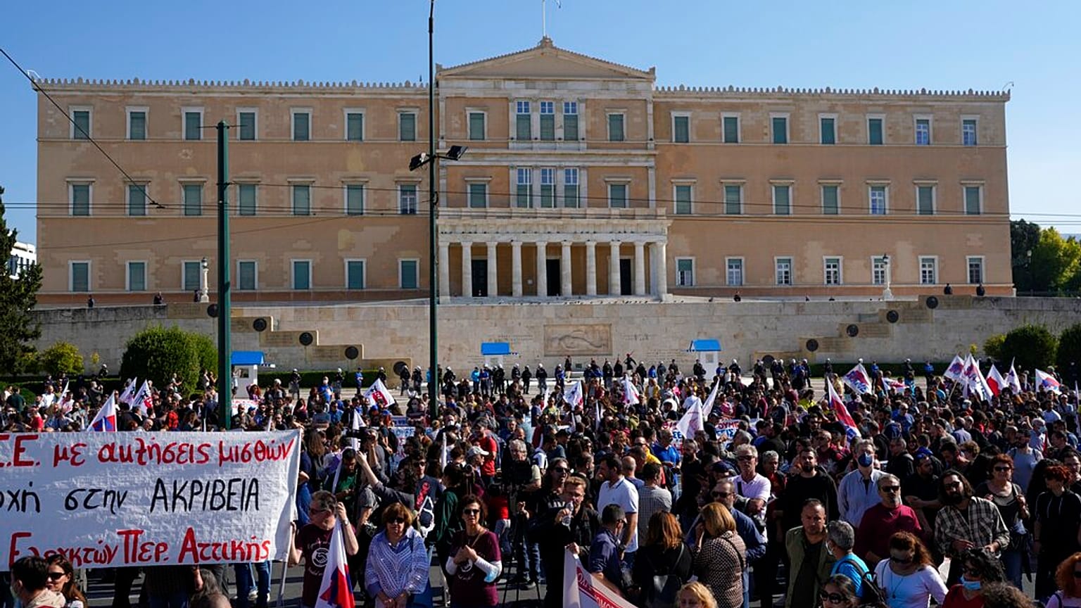 Proteste davanti al Parlamento greco, ad Atene. (9.11.2022)