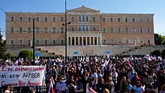 Proteste davanti al Parlamento greco, ad Atene. (9.11.2022)