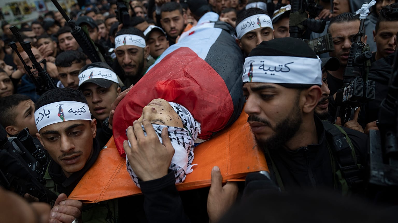 مسلحون من كتيبة بلاطة الفلسطينية يحملون جثة رفيقهم مهدي حشاش الذي قتل برصاص الجيش الإسرائيلي