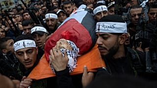 مسلحون من كتيبة بلاطة الفلسطينية يحملون جثة رفيقهم مهدي حشاش الذي قتل برصاص الجيش الإسرائيلي