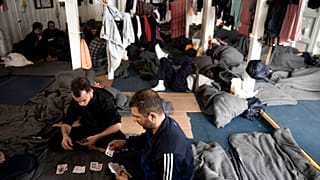 Algunos de los migrantes rescatados del mar a bordo del barco humanitario Ocean Viking que navega por el Mar Mediterráneo