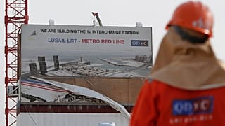 Archives : employé de QDVC (Qatari Diar Vinci Construction) sur le chantier du métro entre Doha et Lusail, le 24 mars 2015