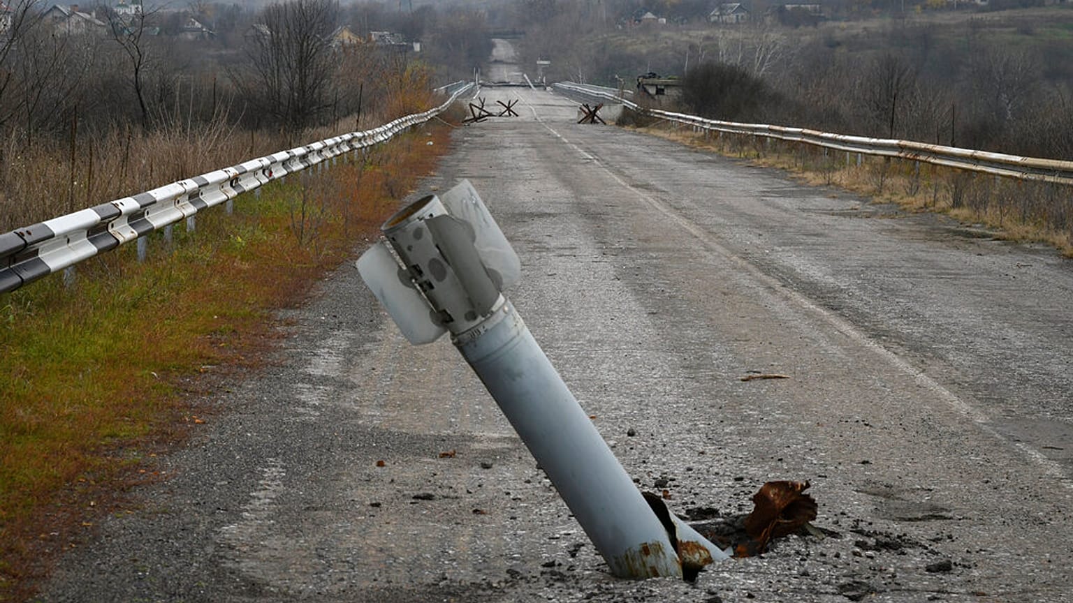Misil caído en medio de la carretera