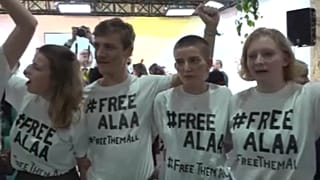 Az egyiptomi klímacsúcs egyik sajtótájékoztatóját megzavaró tüntetők egy csoportja