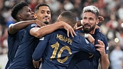 جيرو وكيليان مبابي بقميص المنتخب الفرنسي