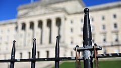 Закрытые ворота у Ассамблеи Северной Ирландии