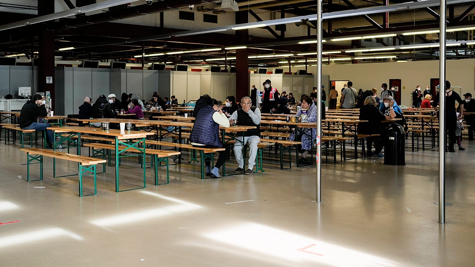 Blick in den Speisesaal der Flüchtlingsunterkunft Tegel