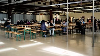 Blick in den Speisesaal der Flüchtlingsunterkunft Tegel